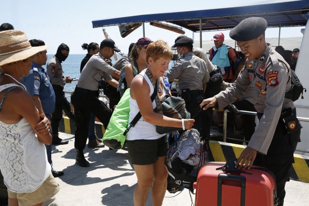 Cerca de sete mil turistas retirados das ilhas Gili, na Indonésia, após sismo