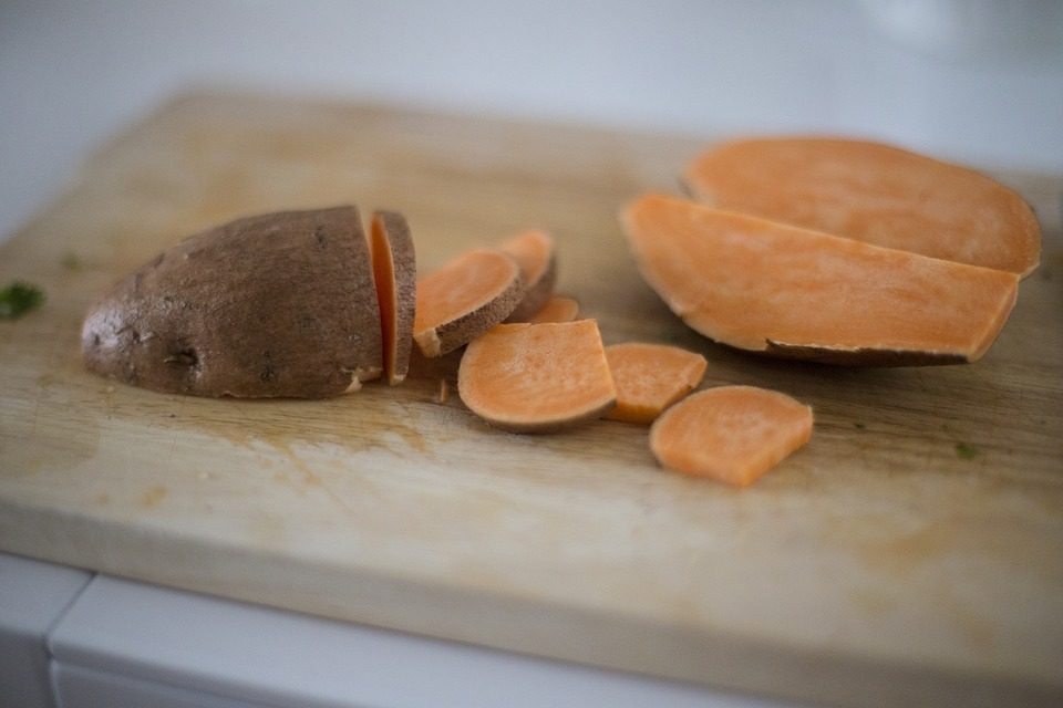 Este truque para cozinhar batata-doce vai mudar a sua vida