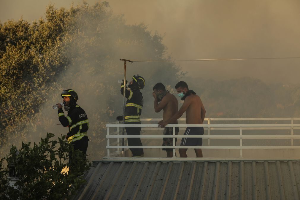 Fogos: Alerta e recomendações para perigos de inalação de fumo