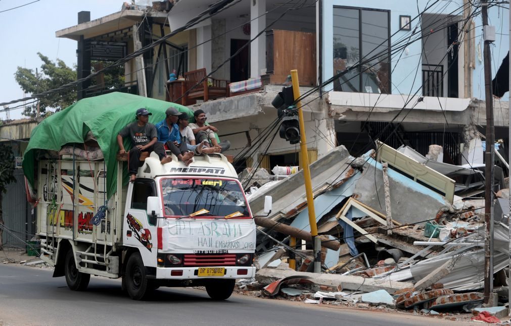 Número de mortos do sismo na Indonésia aumenta para 387