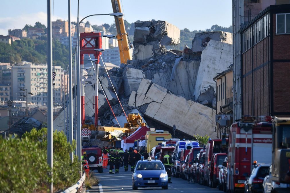 Balanço de mortos na queda da ponte em Génova volta a subir