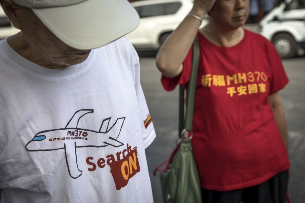 Familiares chineses de vítimas do voo MH370 pedem à Malásia que não cesse as buscas