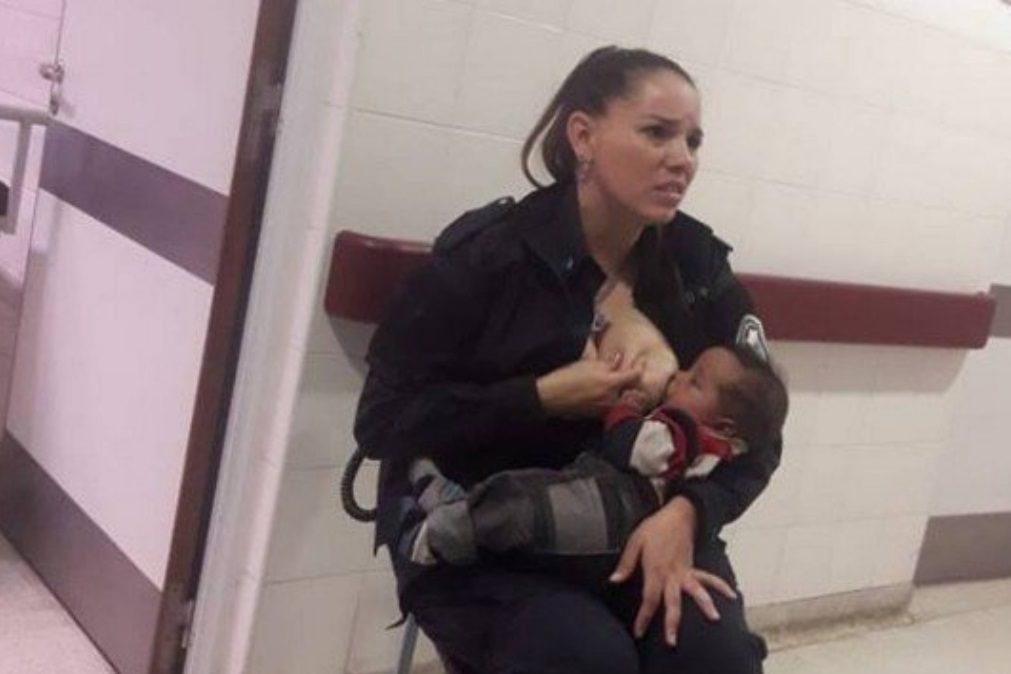 Mulher polícia amamenta bebé desnutrido que foi separado da mãe por ordem judicial