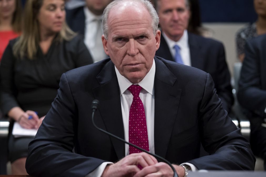 Ex-diretor da CIA John Brennan admite recorrer à Justiça contra Donald Trump