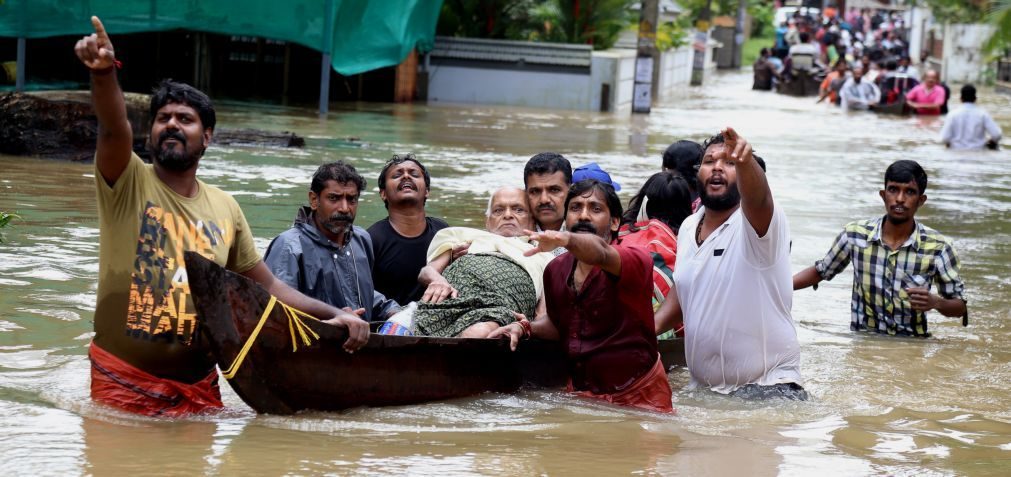 Mais de 400 mortos nas inundações em Kerala, no sul da Índia