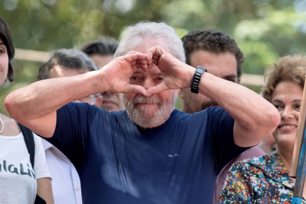 Lula da Silva continua à frente em sondagem para as presidenciais brasileiras