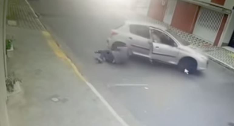Ladrões em carro em fuga atiram colega de assalto porta fora [vídeo]