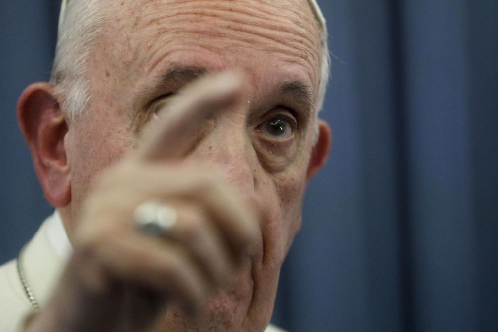 Papa não comenta acusações de arcebispo Carlo Maria Vigano