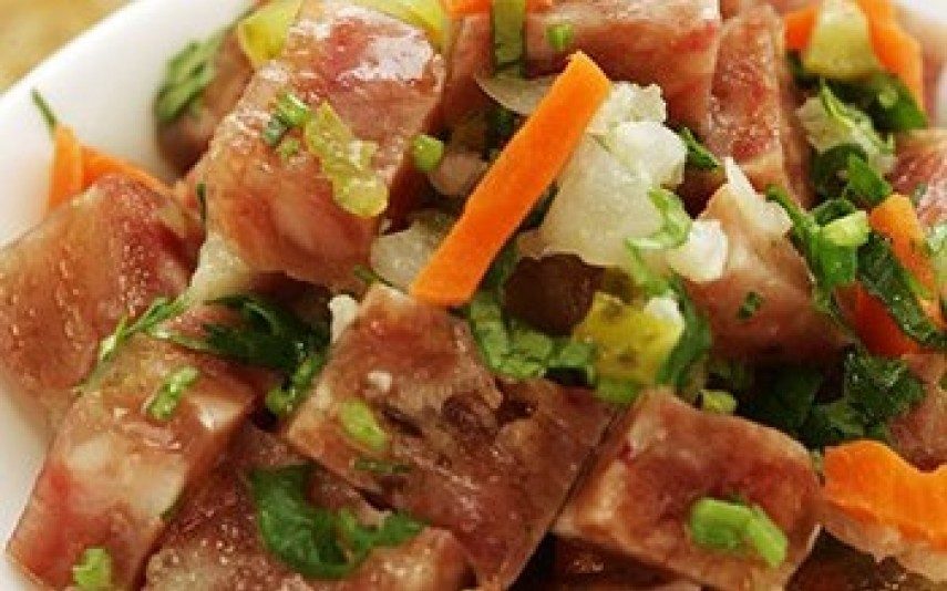 Salada de torresmos com apenas quatro ingredientes