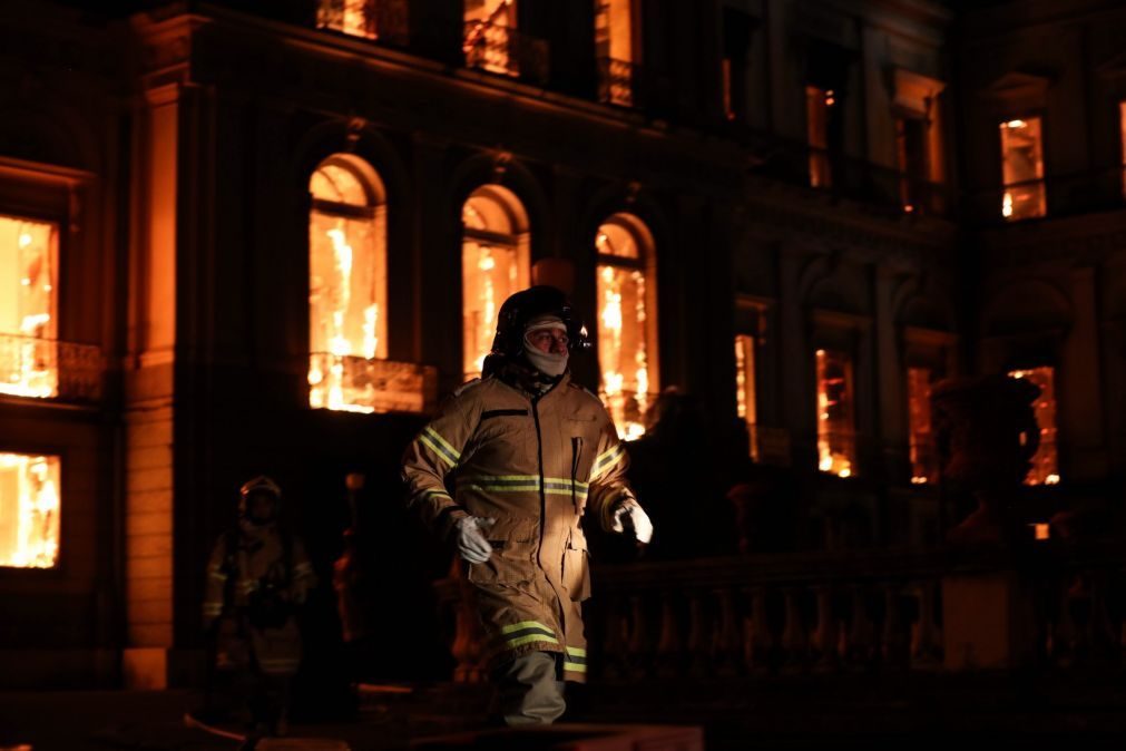 Incêndio consumiu armazém de produtos de higiene em Santo Tirso