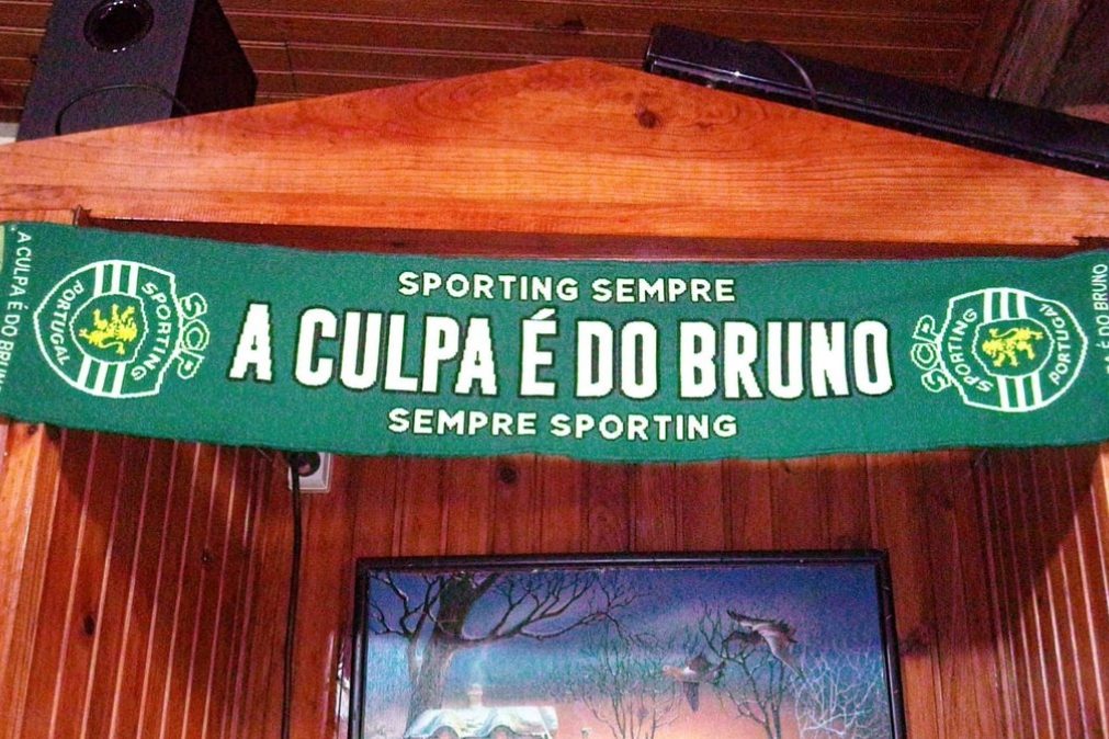 Existe um cachecol inspirado no Benfica destinado a Bruno de Carvalho