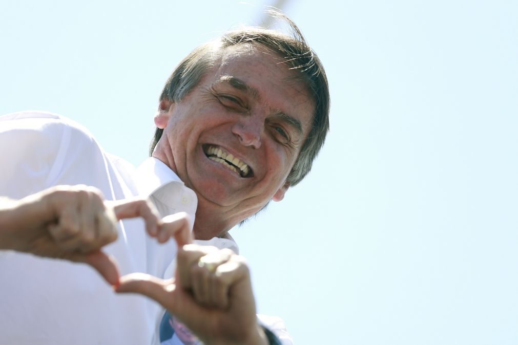 Filho de Bolsonaro revela que candidato presencial brasileiro «chegou ao hospital quase morto»