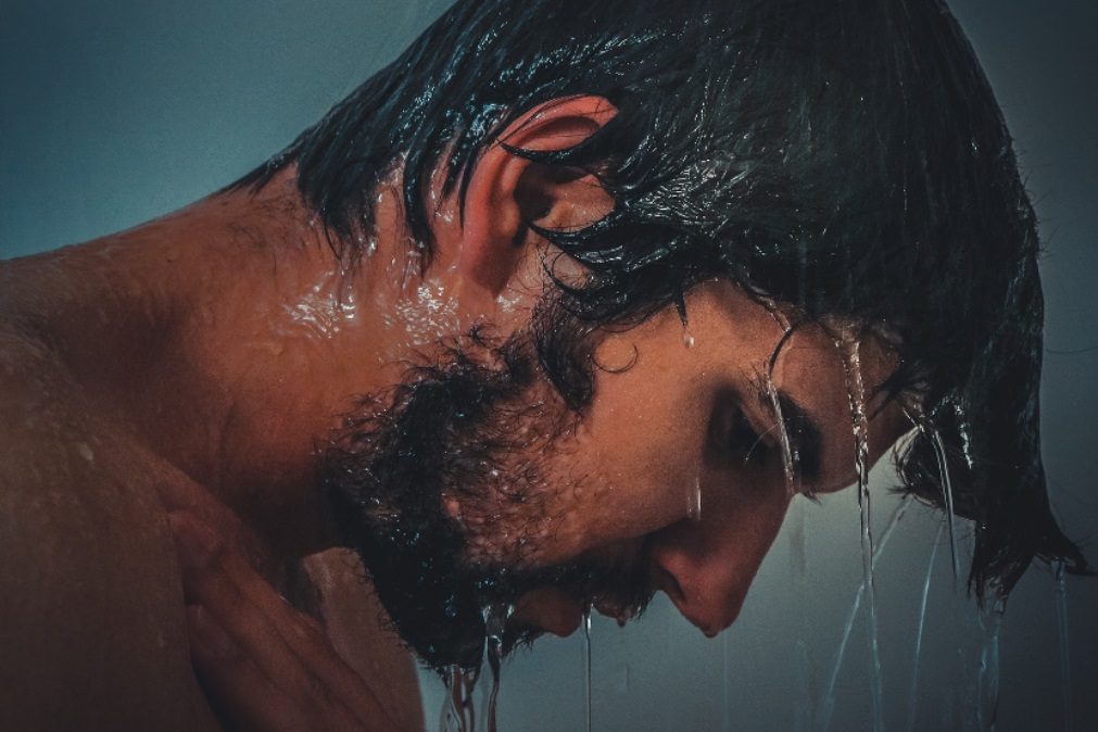 Corte de água leva homem a tomar banho no escritório de empresa fornecedora