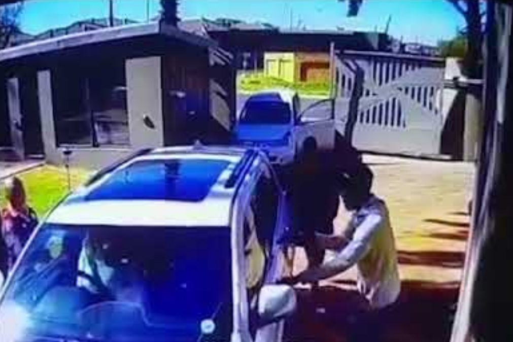 Mulher embate em veículo de assaltantes para proteger a filha [vídeo]