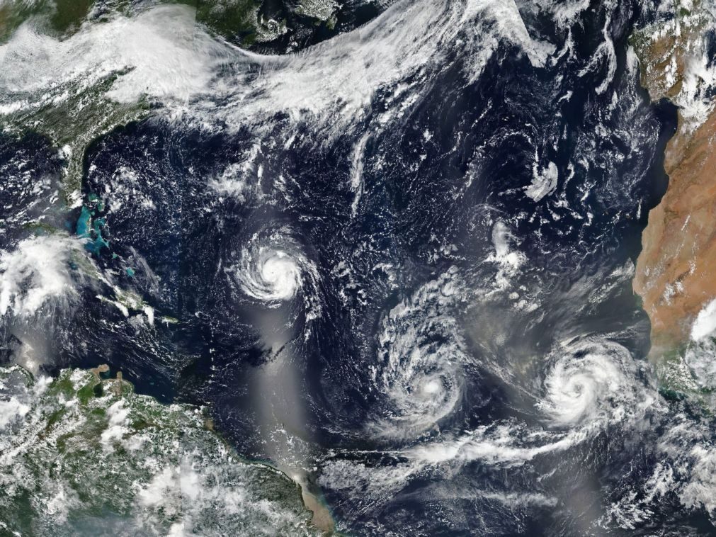 Furacão Helene pode passar a ciclone extratropical nas próximas 48 horas