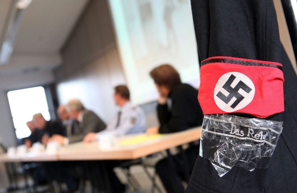 Homem condenado a cinco anos de prisão por fazer saudação nazi