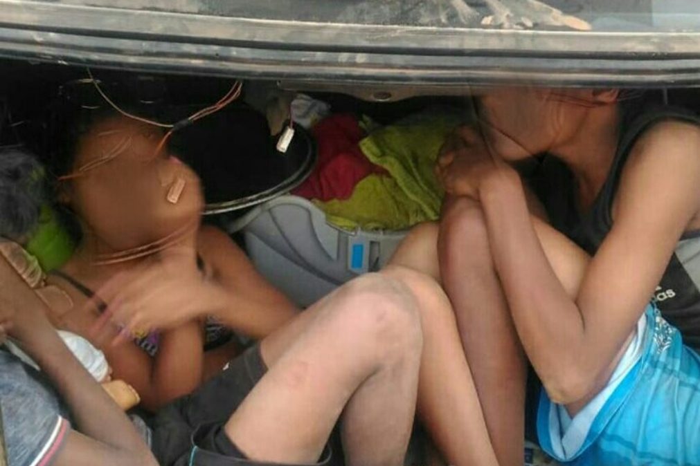 Brigada de Trânsito apanha 3 crianças em porta-bagagens de carro com 16 pessoas