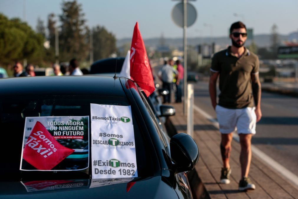 Cerca de 200 taxistas continuam em protesto em Faro
