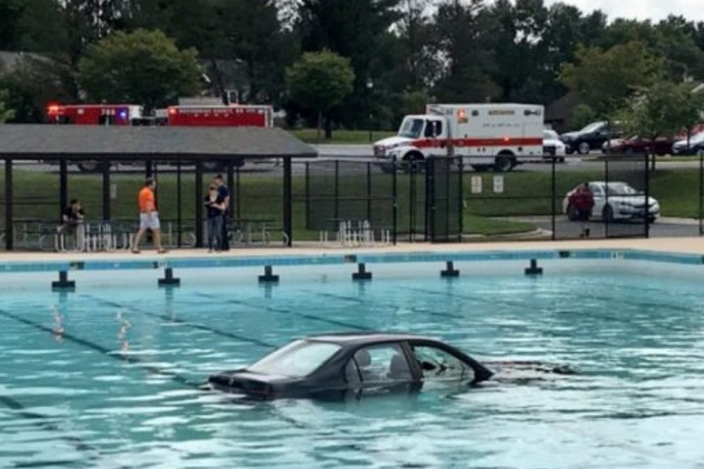Aula de condução acaba com automóvel dentro da piscina