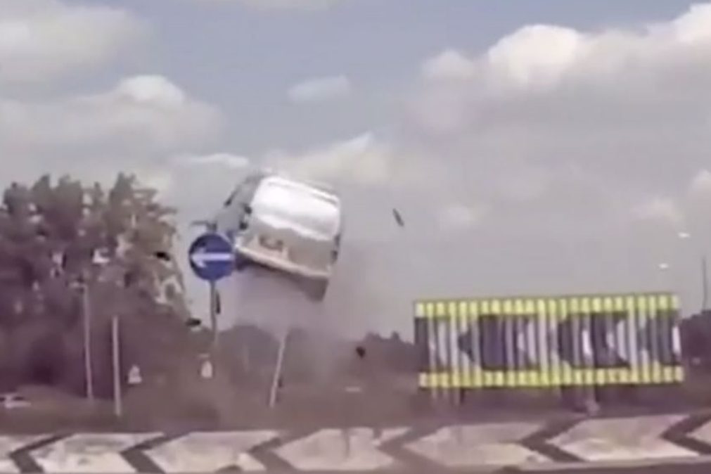 Automóvel ganha voo após colisão numa rotunda [vídeo]