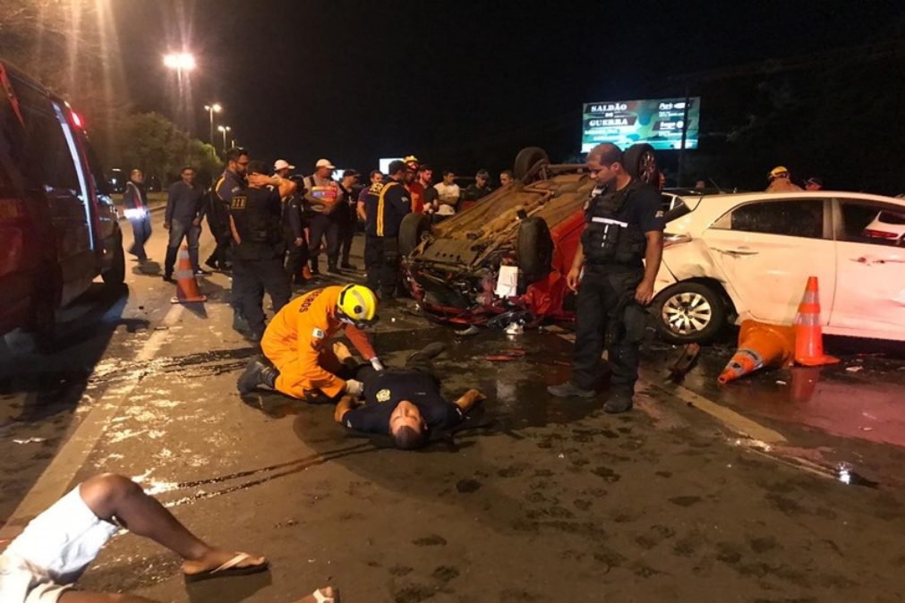 Condutor bêbado fura auto stop e atropela três policias de trânsito