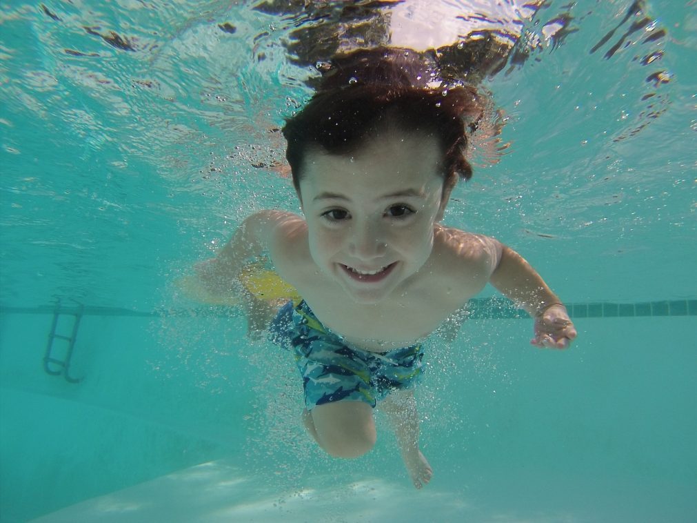 Socorro...tenho uma criança na piscina!