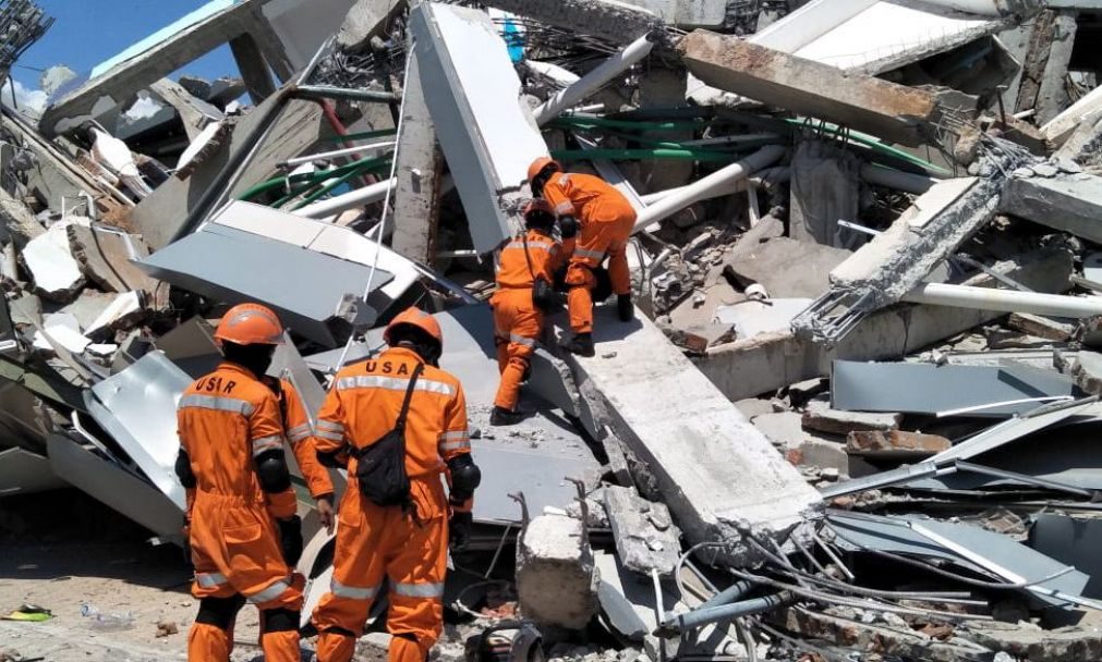 ATUALIZAÇÃO: Número de mortos provocados por sismo e tsunami na Indonésia continua a aumentar