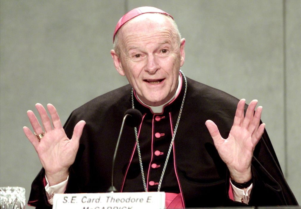 Papa manda investigar arquivos do Vaticano sobre cardeal pedófilo