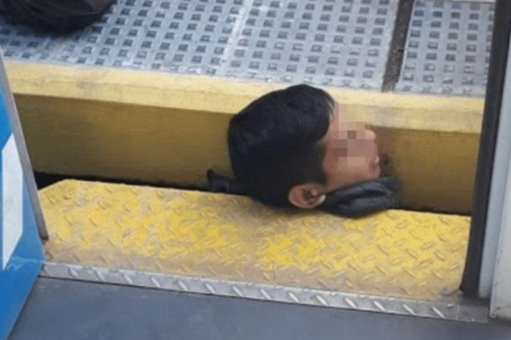 Jovem fica com a cabeça entalada entre o Metro e o cais de embarque [vídeo]