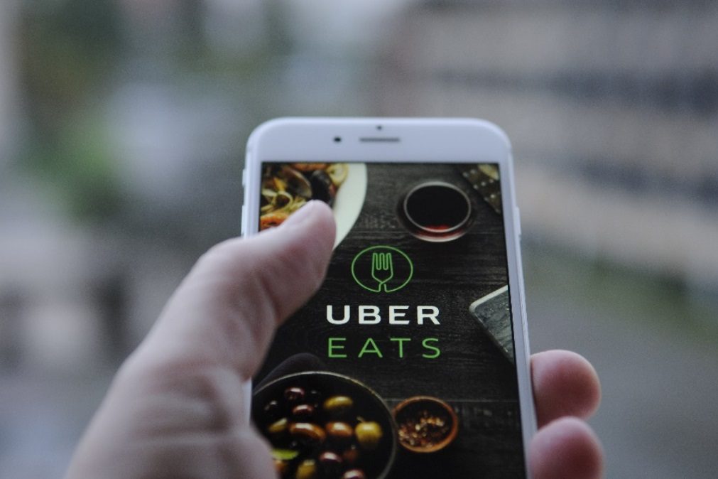 Uber Eats acaba com a taxa de entrega em almoços para pedidos superiores a cinco euros