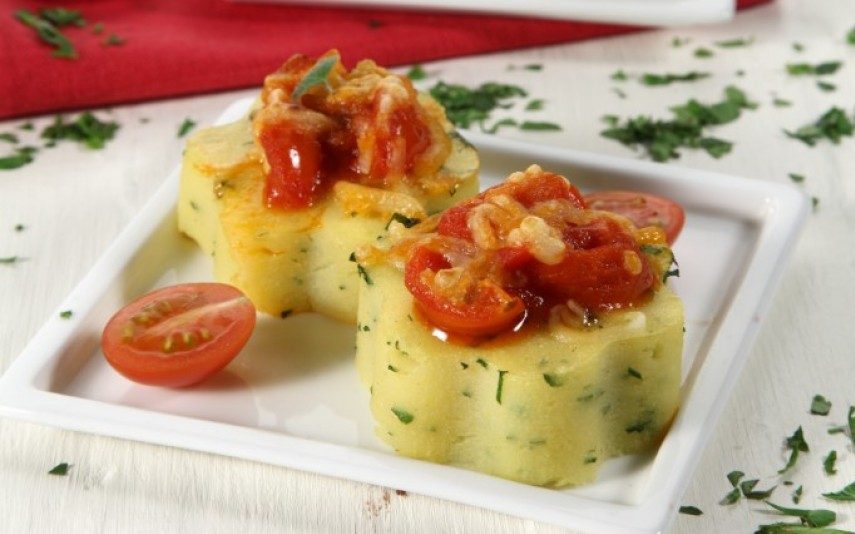 Rosetas de polenta com salsa e tomate