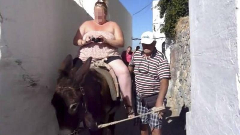 Turistas obesos proibidos de montar burros nas ilhas gregas. Peso deixava animais com feridas