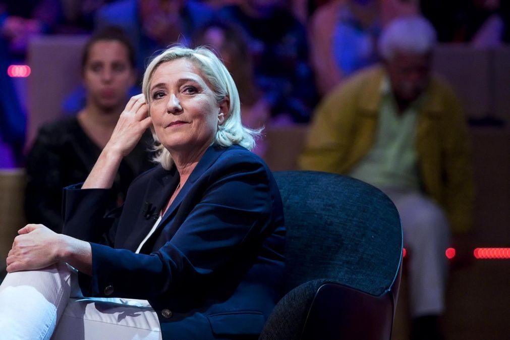 Marine Le Pen acusada de desvio de fundos públicos na contratação de assistentes