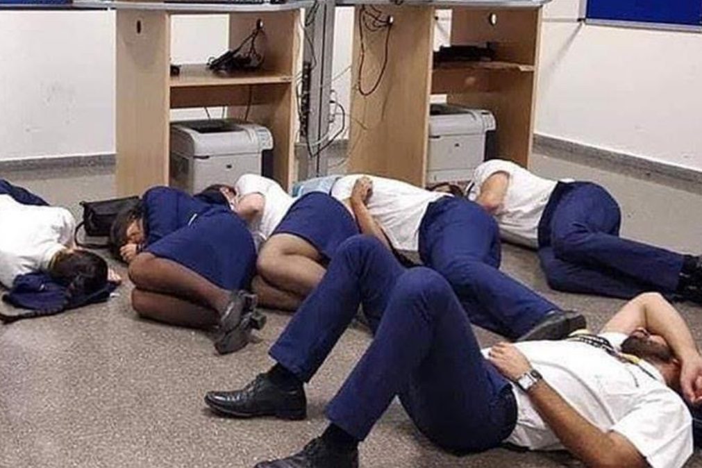 Fotografia de tripulantes da Ryanair a dormir no chão foi encenada. E há vídeo