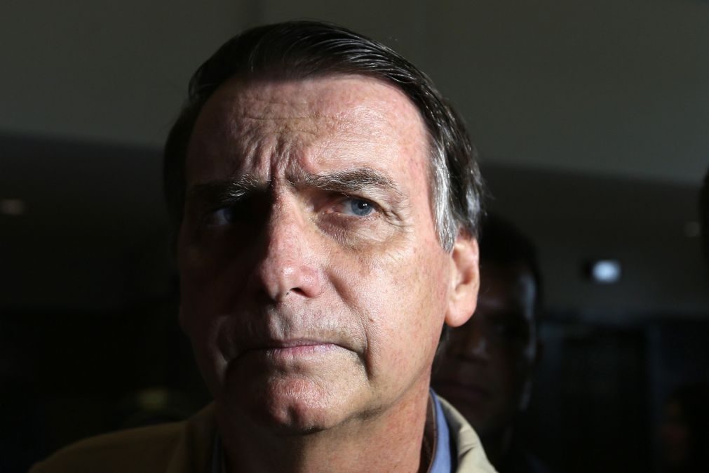 Bolsonaro impedido de entrar em tenda de venda de frango por estar sem máscara