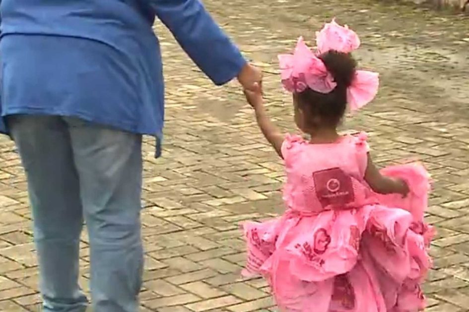 Pai pobre realiza sonho da filha e faz vestido de princesa com sacos plásticos