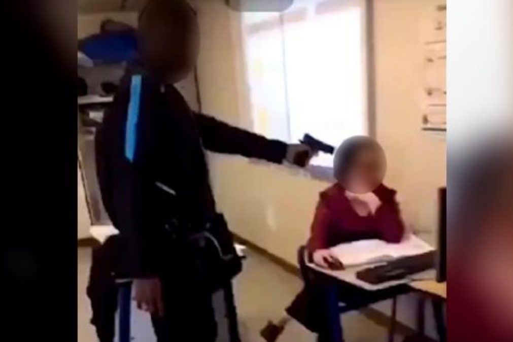 Jovem aponta arma à cabeça da professora
