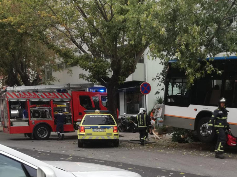 Acidente com autocarro no Porto faz 10 vítimas, 3 em estado grave