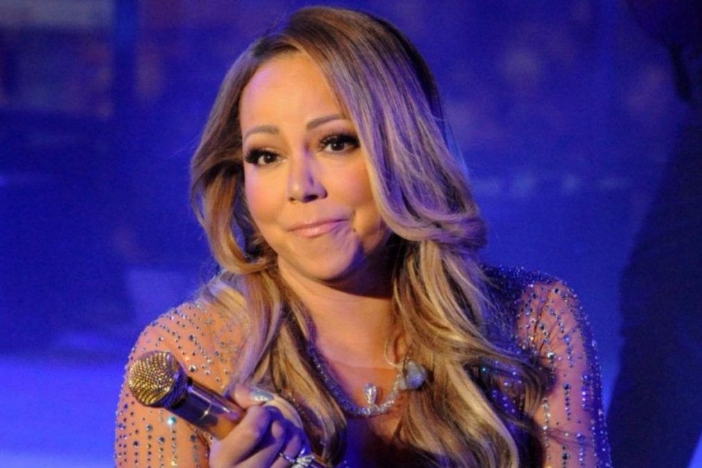 Mariah Carey mostrou mais do que queria com decote arrebatador