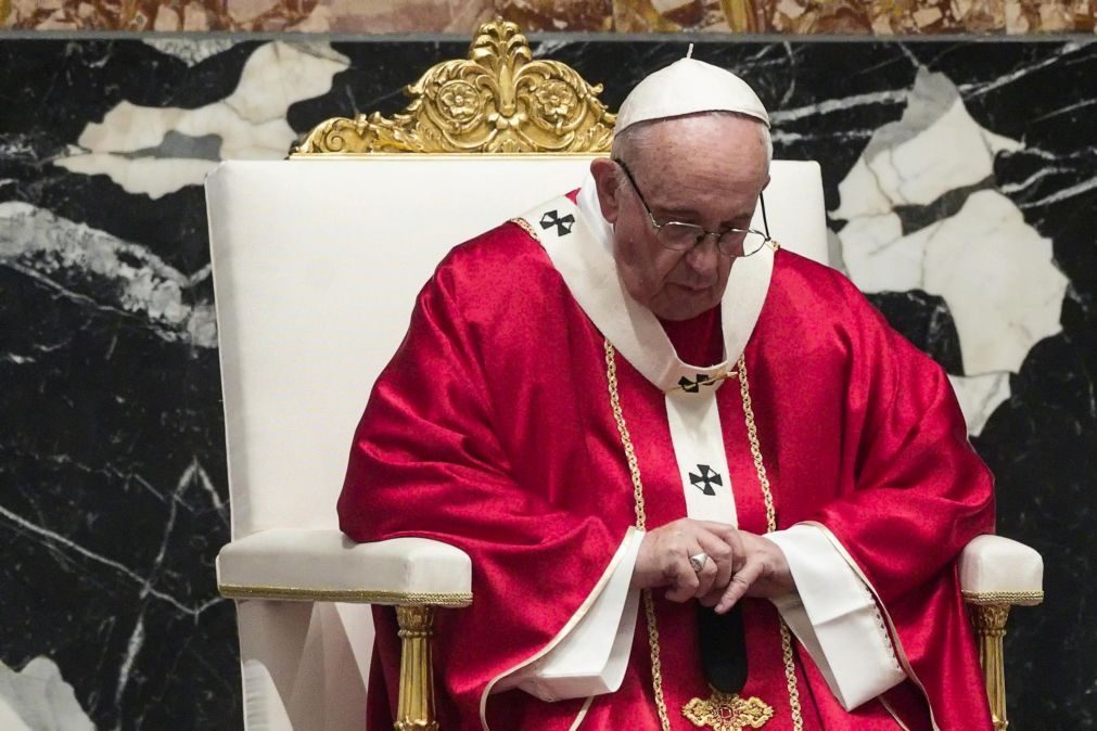 Papa pede que se deixem as aparências e a