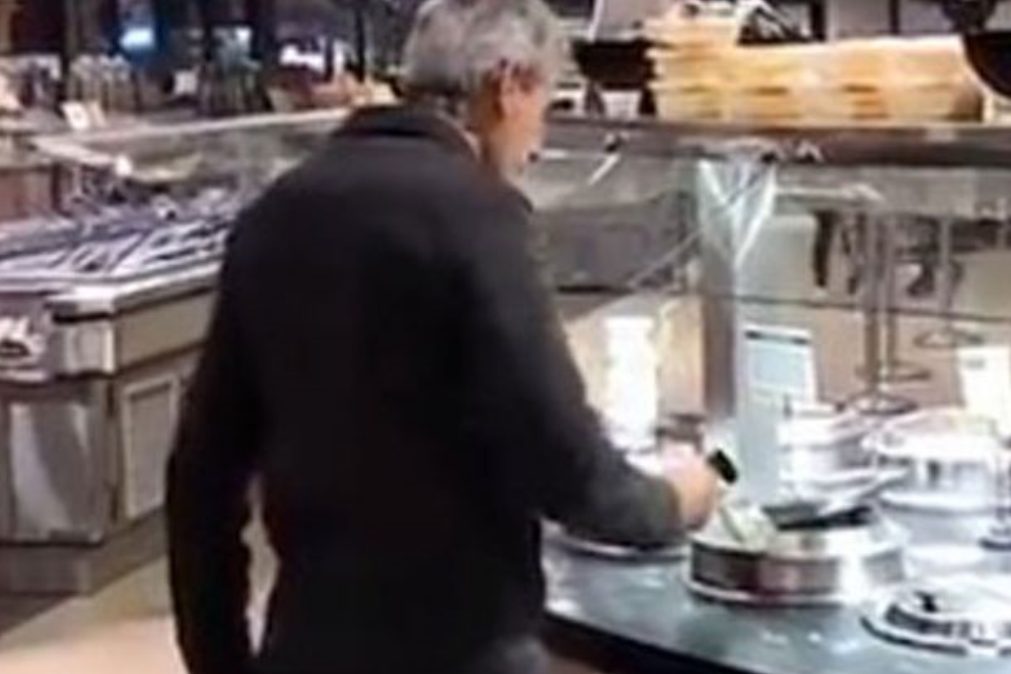 Homem apanhado a comer da colher de buffet de supermercado [vídeo]
