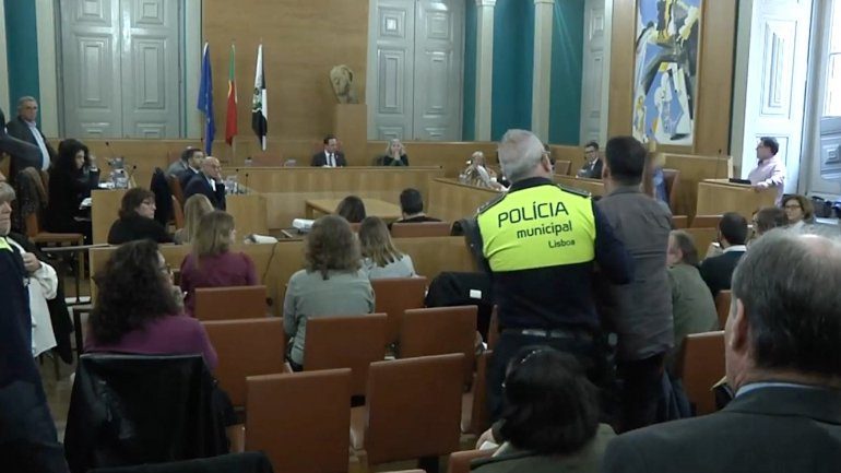 Munícipe interrompe reunião da Câmara Municipal de Lisboa e é retirado da sala à força