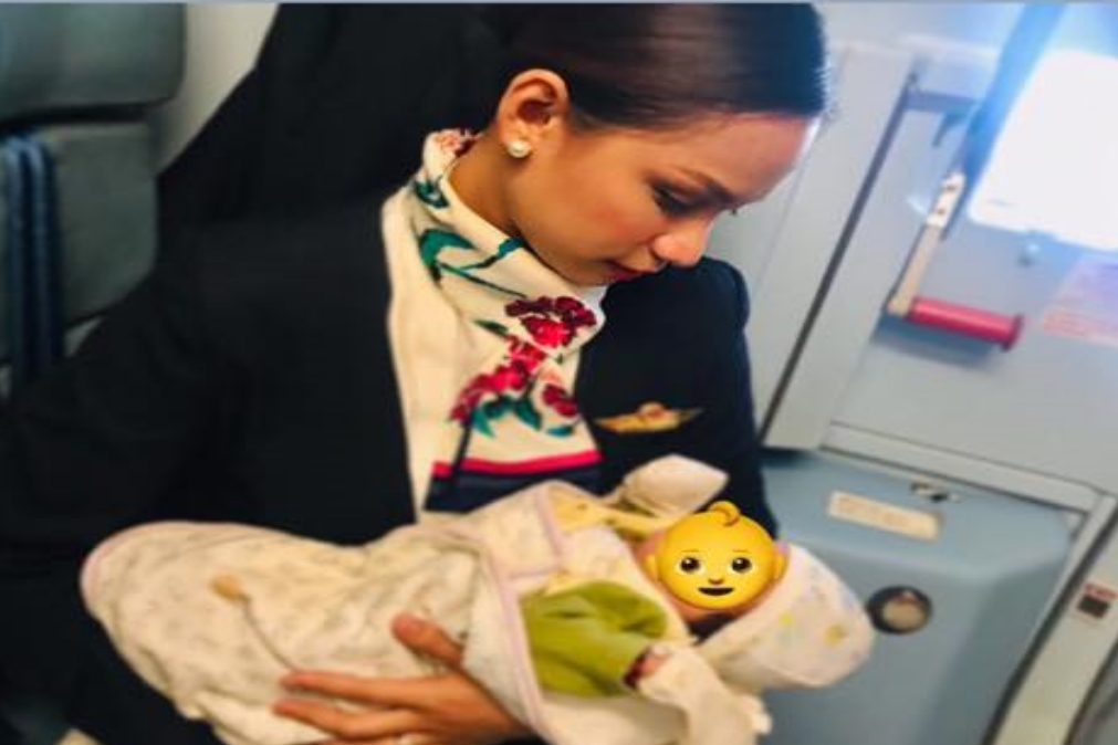 Hospedeira de bordo amamenta bebé de passageira durante voo