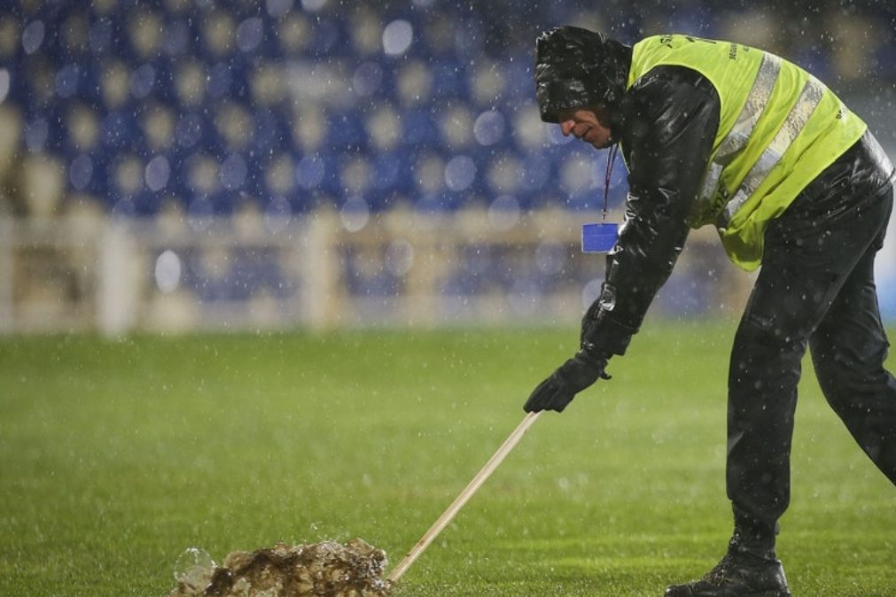 Chuva intensa no Estoril interrompe jogo com Paços de Ferreira