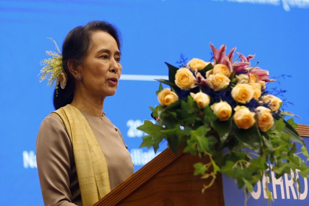 Amnistia Internacional retira prémio a Aung San Suu Kyi por trair valores