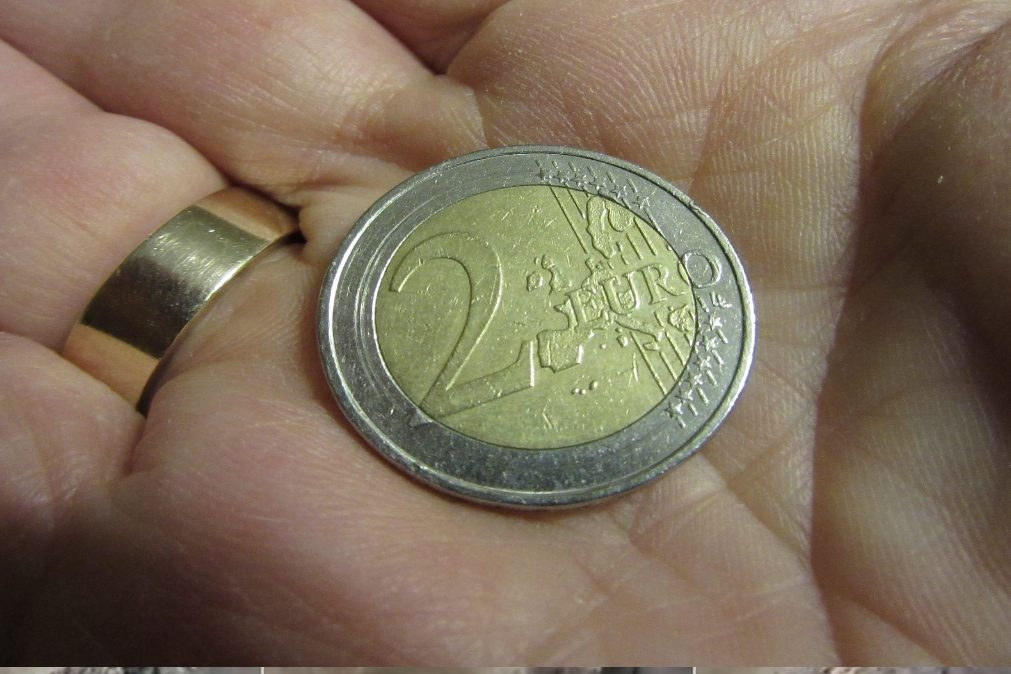 Portugal tem tantas moedas de 2 euros que até já as exporta