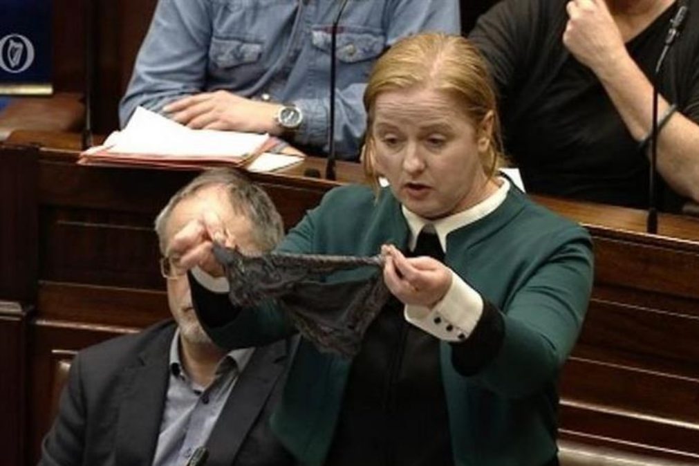 Deputada mostra cuecas de renda no Parlamento em protesto