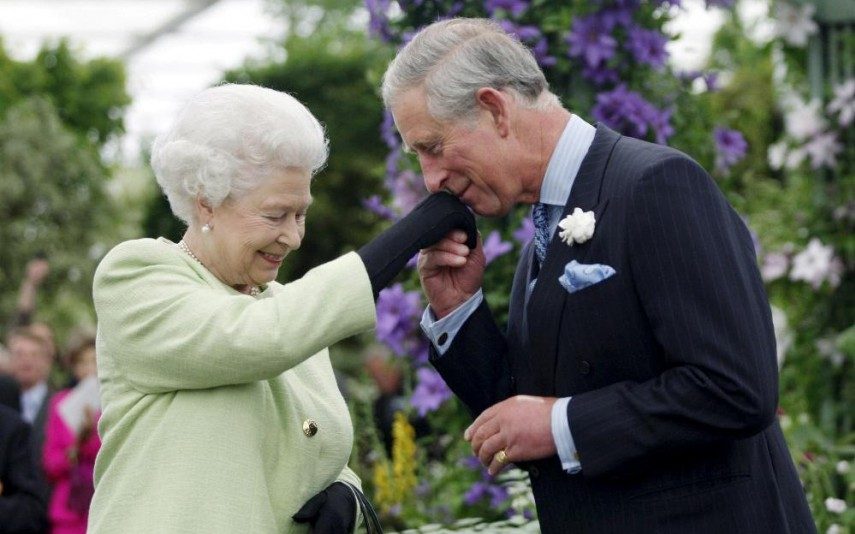 Rainha Isabel II emocionada no aniversário do filho