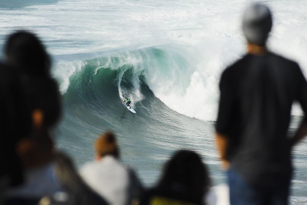 Milhares de pessoas vibraram com 'show' de surf na Nazaré