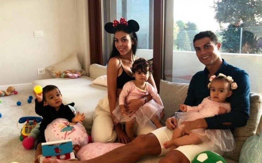 Já é Natal na mansão de Cristiano Ronaldo Entre na casa de CR7 e Georgina Rodríguez e veja a decoração da época festiva